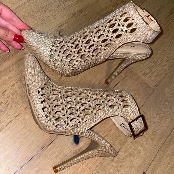 Gold shimmer strappy mules with cutout size 7💫